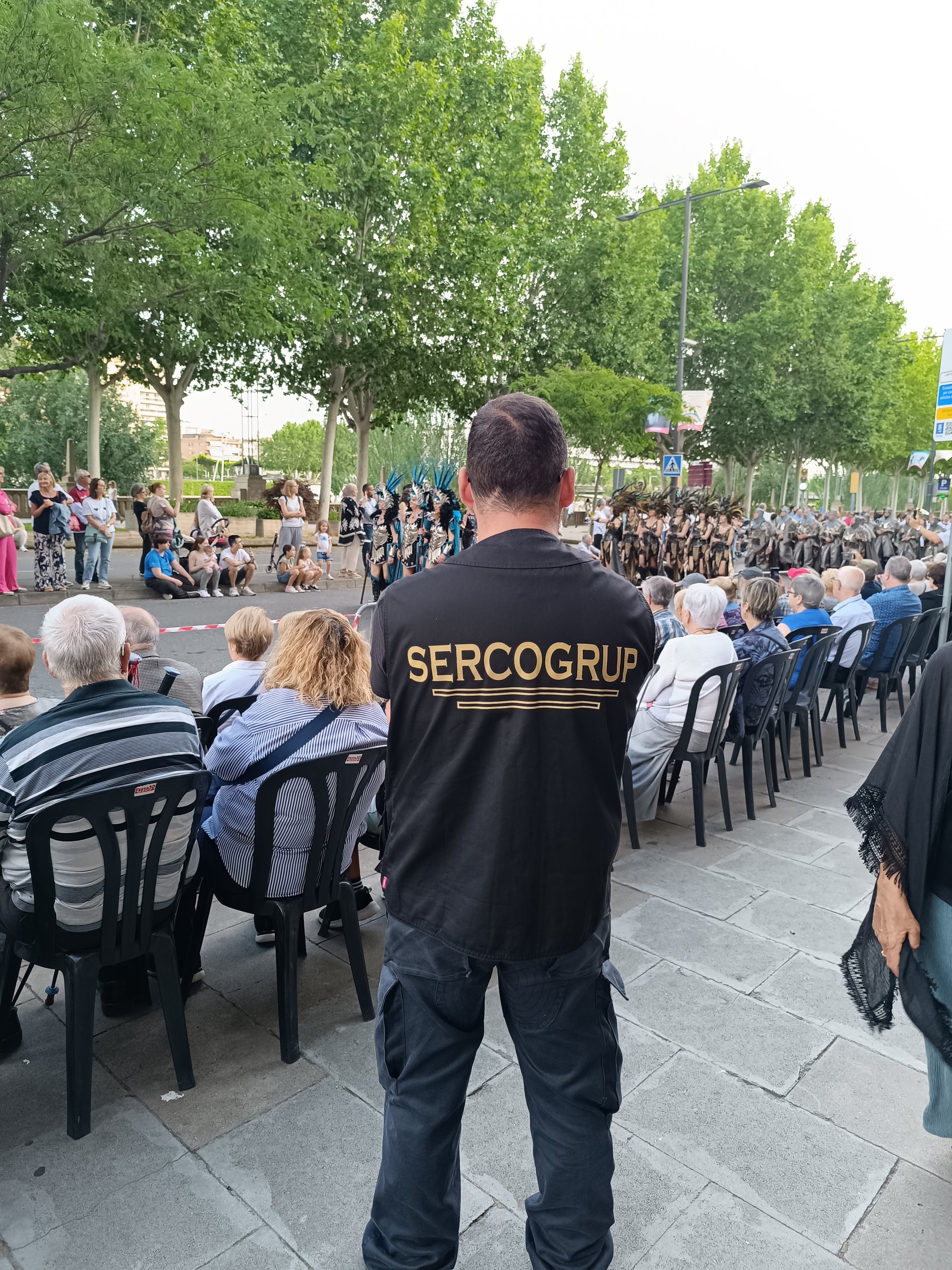Personal SERCOGRUP vigilando evento público diurno