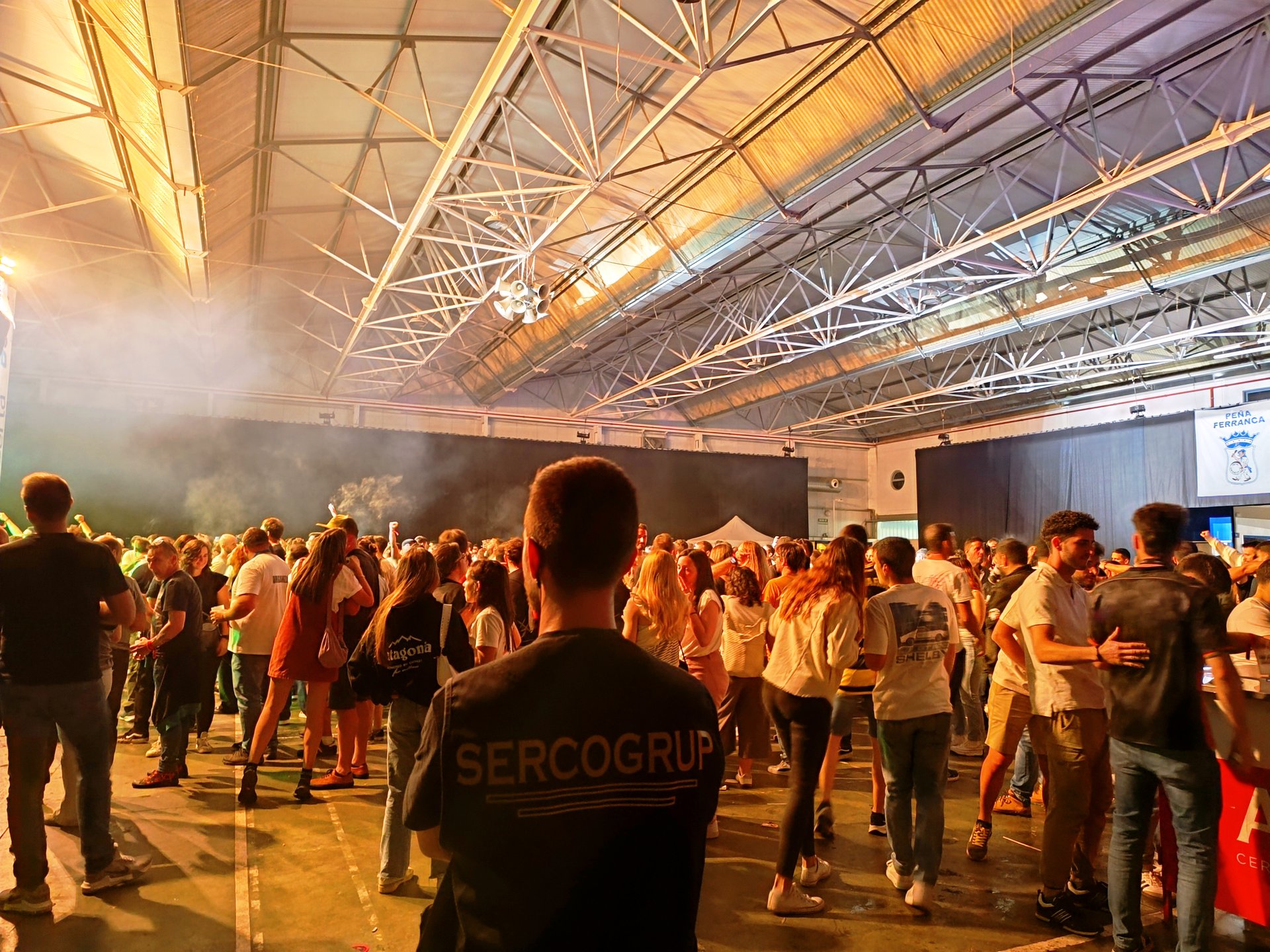 Vigilancia SERCOGRUP en pabellón con multitud